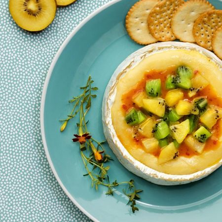 Brie Horneado Con Compota Picante De Kiwi