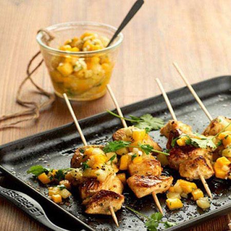 Brocheta De Pollo Con Salsa De Kiwi Zespri™ Vita SunGold™ Y Mango